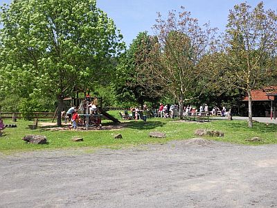 Spielplatz und die Bänke sind belegt (Juni 2010)